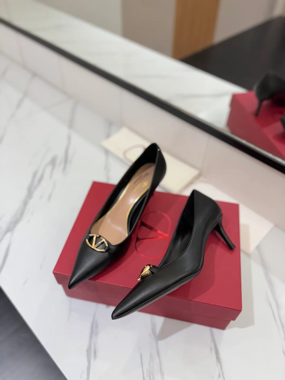 💕💕Factory direct selling price p520💕💕 VALENTINO’s hottest new high-heeled shoes, latest logo buckle, perfect combination with sexy pointed toe❤️‍🔥❤️‍🔥❤️‍🔥❤️‍🔥It is simply the pinnacle of summer fashion💖💖💖💖original replica Upper: patent leather, subleather Outsole: Italian leather outsole Heel height: 6.5cm Size: 35-39 (40 41 42 customized, non-refundable and non-exchangeable)